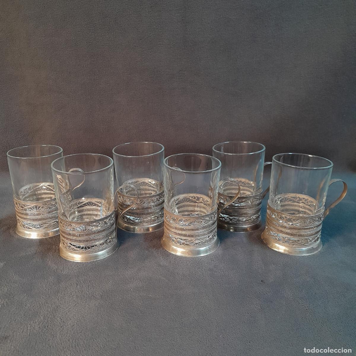 books: JUEGO DE SEIS PORTAVASOS ESTILO FILIGRANA DE METAL CON VASOS DE CRISTAL. SIGLO XX.