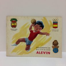 Coleccionismo deportivo: REGLAMENTO DE BALONMANO ALEVIN - FEDERACION ESPAÑOLA DE BALONMANO - ILUSTRADO 1967