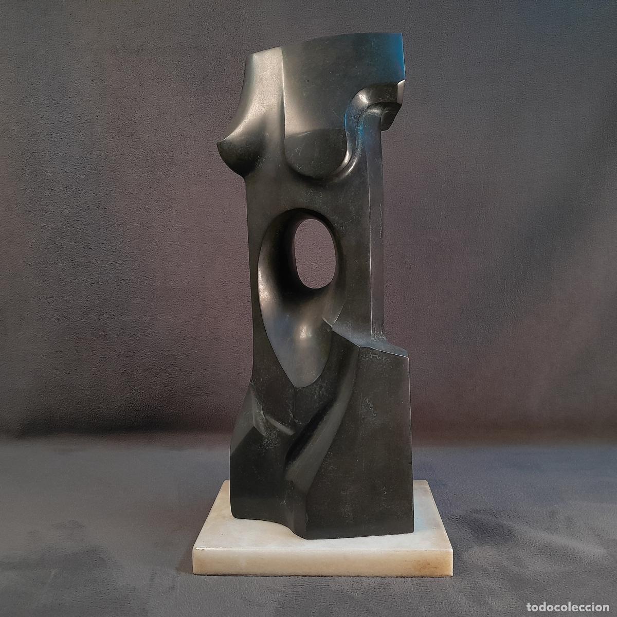 Livres: TORSO FEMENINO ABSTRACTO EN BRONCE PATINADO SOBRE PEANA DE M&Aacute;RMO. JOSE MANUEL ALBARDI. 2/7. 1984.