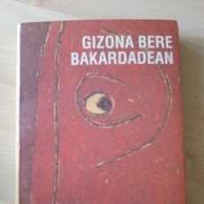 Libros: GIZONA BERE BAKARDADEAN. BERNARDO ALTZAGA. Lote 331573643