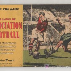 Coleccionismo deportivo: NORMATIVA DEL JUEGO DEL FUTBOL. 1954. ILUSTRADO. THE LAWS OF ASSOCIATION FOOTBALL. 48 PÁG.