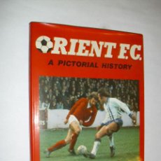 Coleccionismo deportivo: LIBRO - LEYTON ORIENT FC , A PICTORIAL HISTORY - AÑO 1974