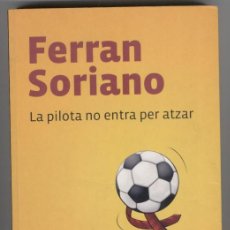 Coleccionismo deportivo: LA PILOTA NO ENTRA PER ATZAR - FERRAN SORIANO (1ª EDICIÓ 2009). Lote 51494963