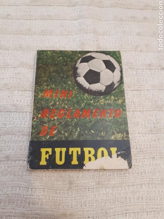 Coleccionismo deportivo: Mini reglamento futbol Ed. V&eacute;rtice 1974 - Foto 1