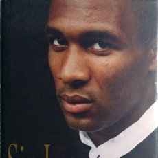 Coleccionismo deportivo: SIR LES : THE AUTOBIOGRAPHY OF LES FERDINAND. 1ST. ED. LONDON : HEADLINE, 1988.