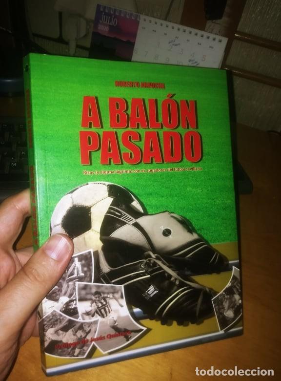 Coleccionismo deportivo: Libro: A BAL&Oacute;N PASADO - Foto 1