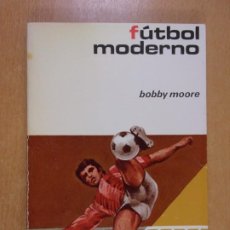 Coleccionismo deportivo: FÚTBOL MODERNO / BOBBY MOORE / 1974. EDITORIAL HISPANO EUROPEA
