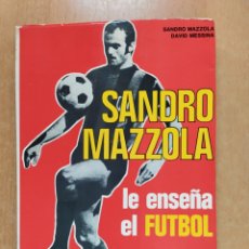 Coleccionismo deportivo: SANDRO MAZZOLA LE ENSEÑA EL FUTBOL / SANDRO MAZZOLA - DAVID MESSINA / EDITORIAL DE VECCHI. 1973