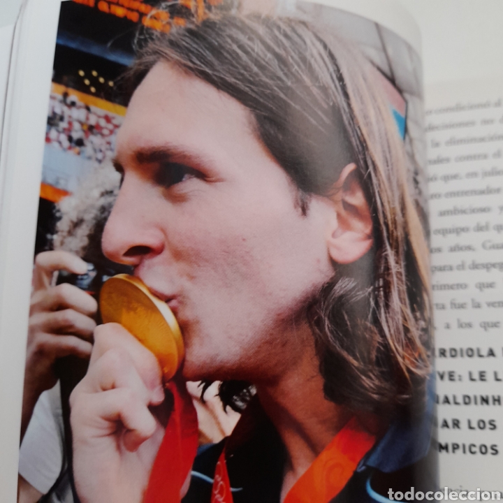 Coleccionismo deportivo: LIBRO COLECCION GENIOS DEL BALON, MESSI, AL DETALLE. - Foto 2