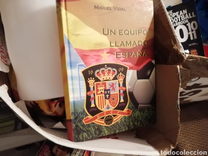 Coleccionismo deportivo: Libro un equipo llamado Espa&ntilde;a. De la A a la Z - Foto 1