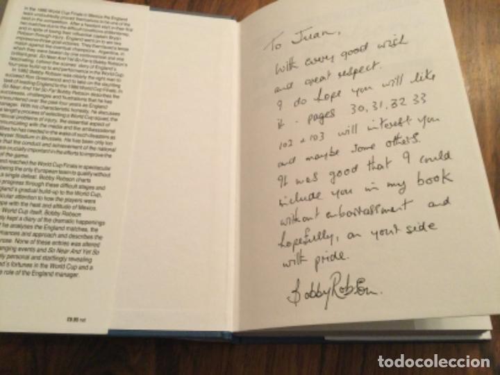Coleccionismo deportivo: LIBRO BOBBY ROBSON&acute;S WORL CUP DIARY. 1982-86 CON DEDICATORIA - Foto 2