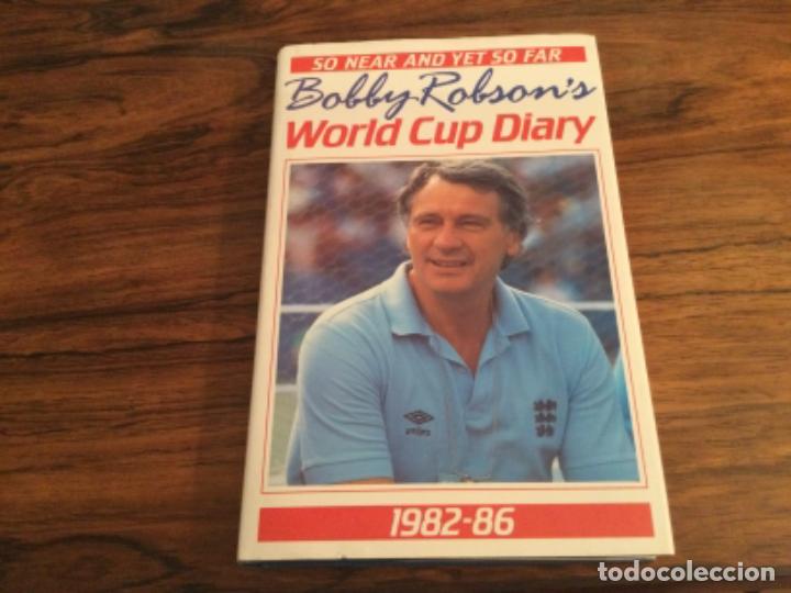 Coleccionismo deportivo: LIBRO BOBBY ROBSON&acute;S WORL CUP DIARY. 1982-86 CON DEDICATORIA - Foto 1