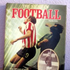 Coleccionismo deportivo: THE STORY OF FOOBALL, EN INGLES 1976 EN MUY BUEN ESTADO LIBRO CON SOBRETAPA. Lote 345776333