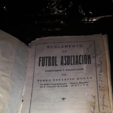 Coleccionismo deportivo: REGLAMENTO DE FUTBOL ASOCIACIÓN - PEDRO ESCARTIN MORAN - AÑO 1952 - CON DEDICATORIA DEL MISMO