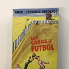 Coleccionismo deportivo: PABLO HERNÁNDEZ CORONADO. LAS COSAS DEL FUTBOL. DEDICATORIA AUTÓGRAFA. MADRID, 1955. 1ª EDICIÓN.