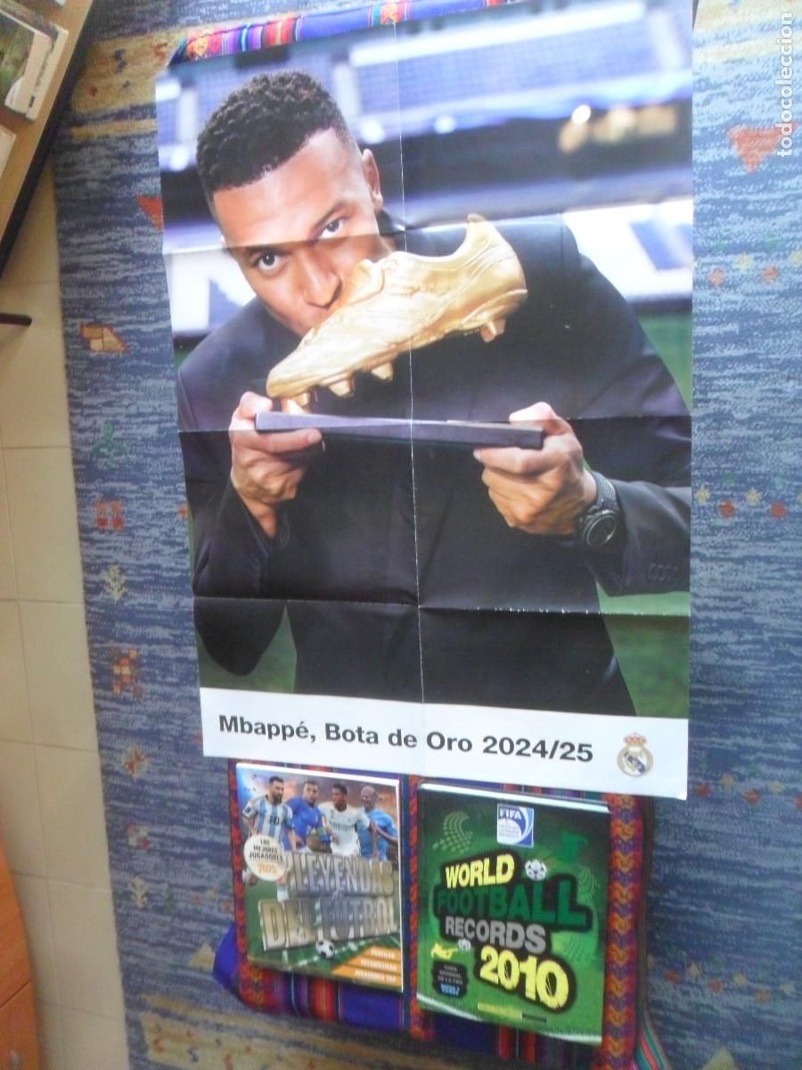 Coleccionismo deportivo: LEYENDAS DEL F&Uacute;TBOL LOS MEJORES JUGADORES 2025 Y WORLD FOOTBALL RECORDS 2010. REGALO P&Oacute;STER MBAPP&Eacute;.