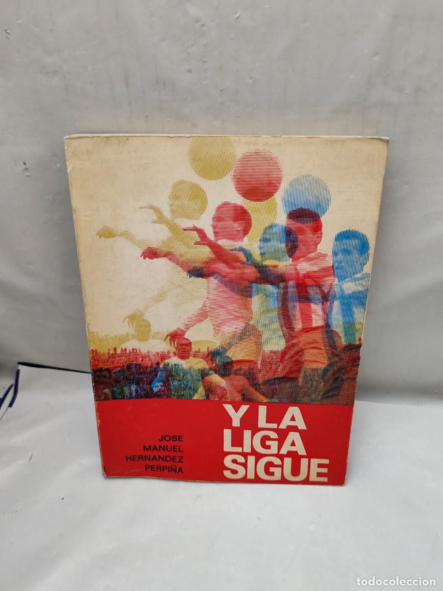 Coleccionismo deportivo: Jos&eacute; Manuel Hern&aacute;ndez Perpi&ntilde;a: Y LA LIGA SIGUE (Dedicatoria y firma aut&oacute;grafa de autor)