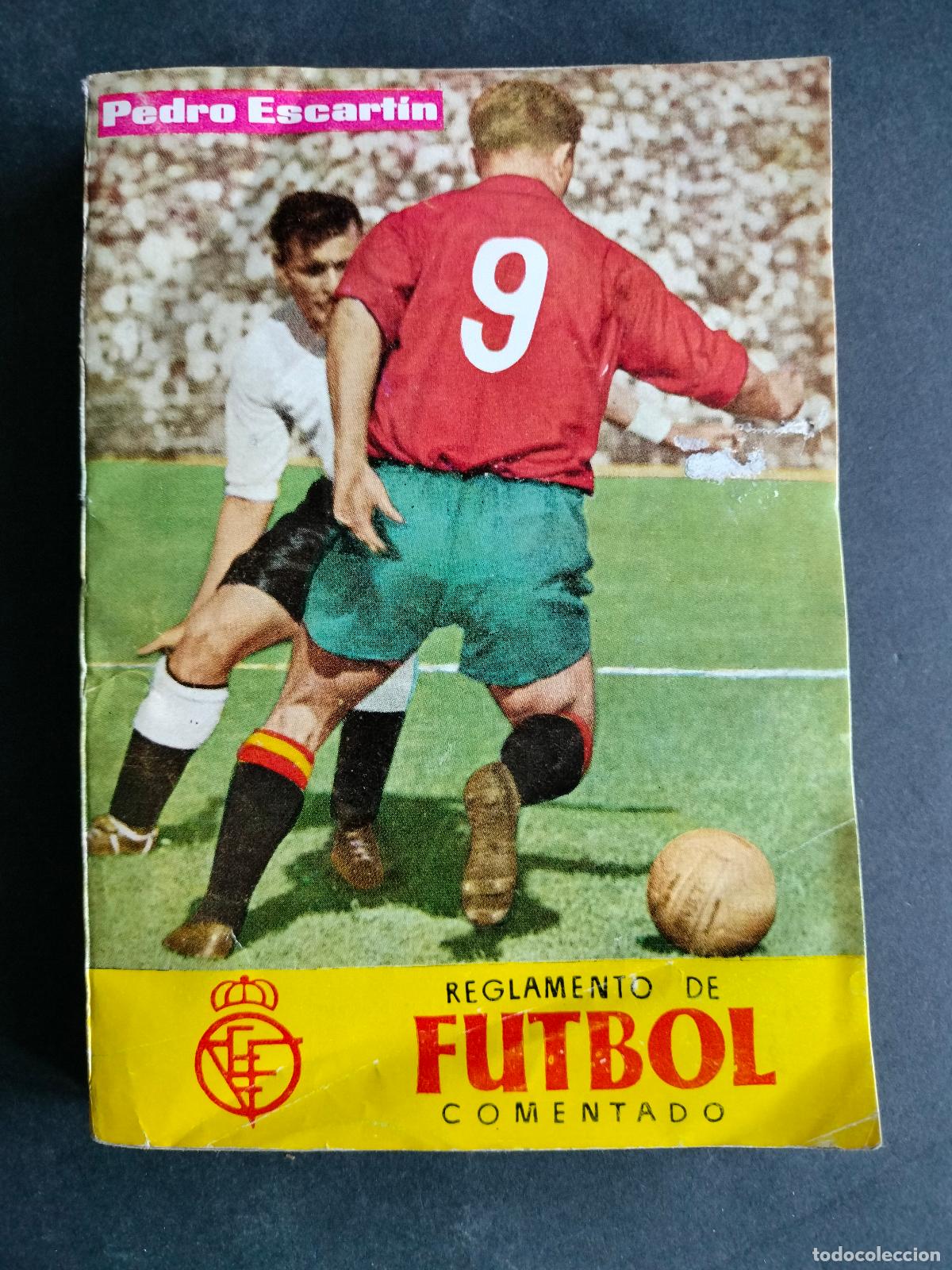 Coleccionismo deportivo: Antiguo libro Reglamento de FUTBOL Comentado por Pedro Escart&iacute;n - A&ntilde;o 1965