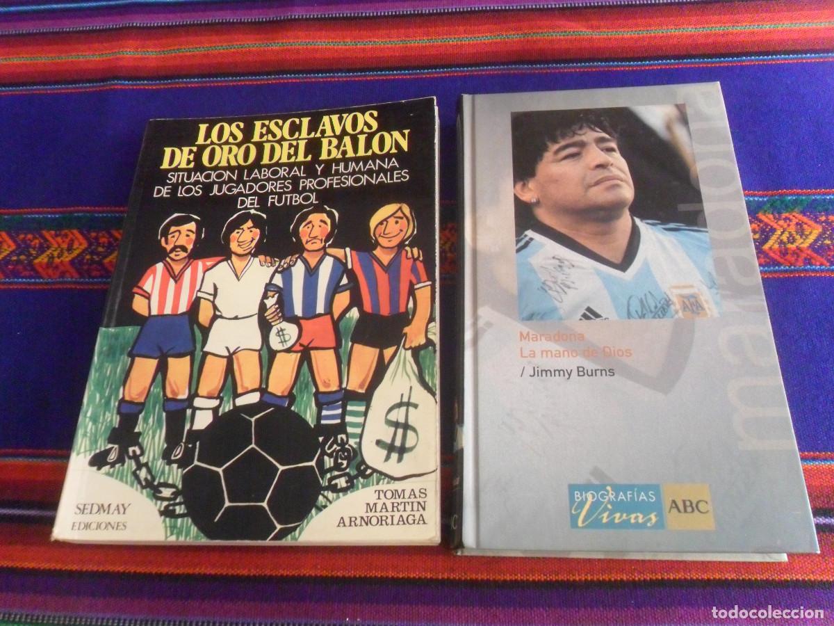Coleccionismo deportivo: LOS ESCLAVOS DE ORO DEL BAL&Oacute;N SEDMAY 1&ordf; ED 1976 Y MARADONA LA MANO DE DIOS ABC 2005.