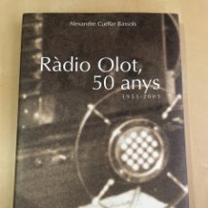 Libros: RADIO OLOT 50 ANYS HISTORIA Y FOTOGRAFÍAS 1951-2001 ALEXANDRE CUELLA BASSOLS TAPA DURA IMPECABLE 180. Lote 356629510