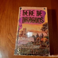 Libros: HERE BE DRAGONS - SHARON PENMAN. Lote 301275358