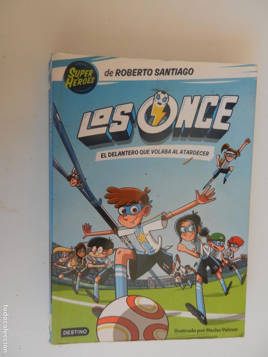 Libros: LOS ONCE 1: EL DELANTERO QUE VOLABA AL ATARDECER - ROBERTO SANTIAGO - DESTINO PLANETA 2021.
