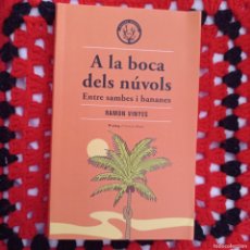 Libros: A LA BOCA DELS NÚVOLS (ENTRE SAMBES I BANANES) - RAMON VINYES (CATALÀ)