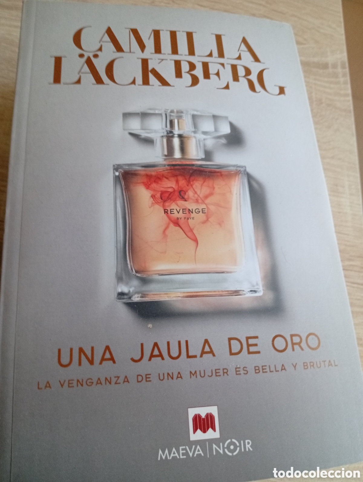 Libros: Una jaula de oro de Camilla Lackberg firmado por la autora
