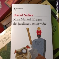 Libros: MISS MERKEL. EL CASO DE LA CANCILLER JUBILADA DAVID SAFIER SEIX BARRAL 2022. Lote 373783379