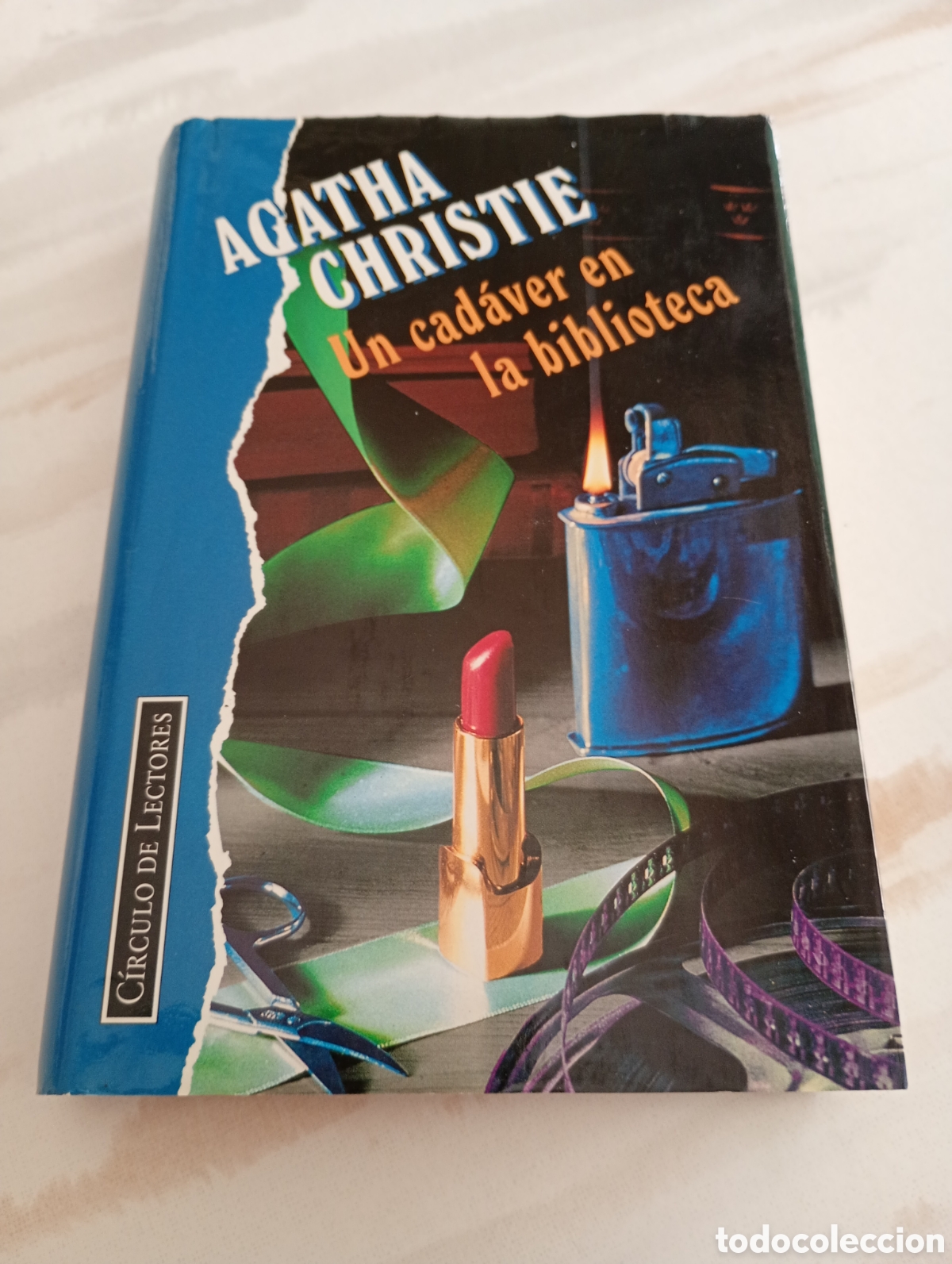 Libros: Un cad&aacute;ver en la biblioteca