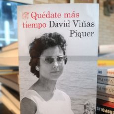 Libros: QUÉDATE MÁS TIEMPO DAVID VIÑAS PIQUER DESTINO 2022. PRIMERA EDICION. Lote 386427284