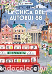Libros: La chica del autob&uacute;s 88 (Cozy Mystery) - Sampson, Freya