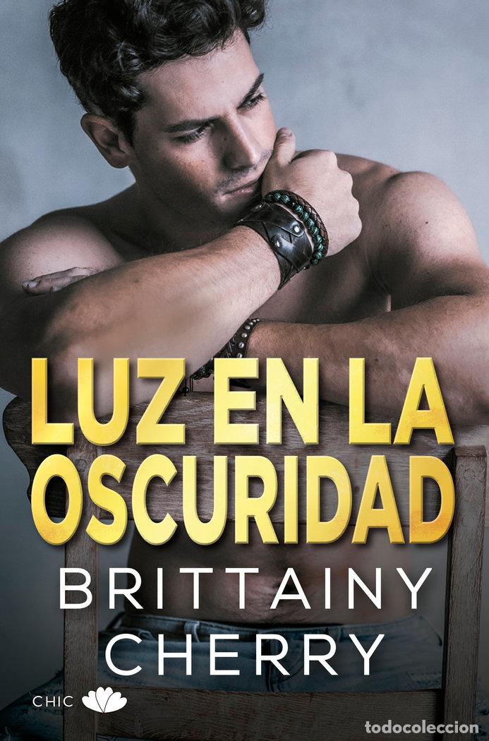 books: LUZ EN LA OSCURIDAD - CHERRY, BRITTAINY