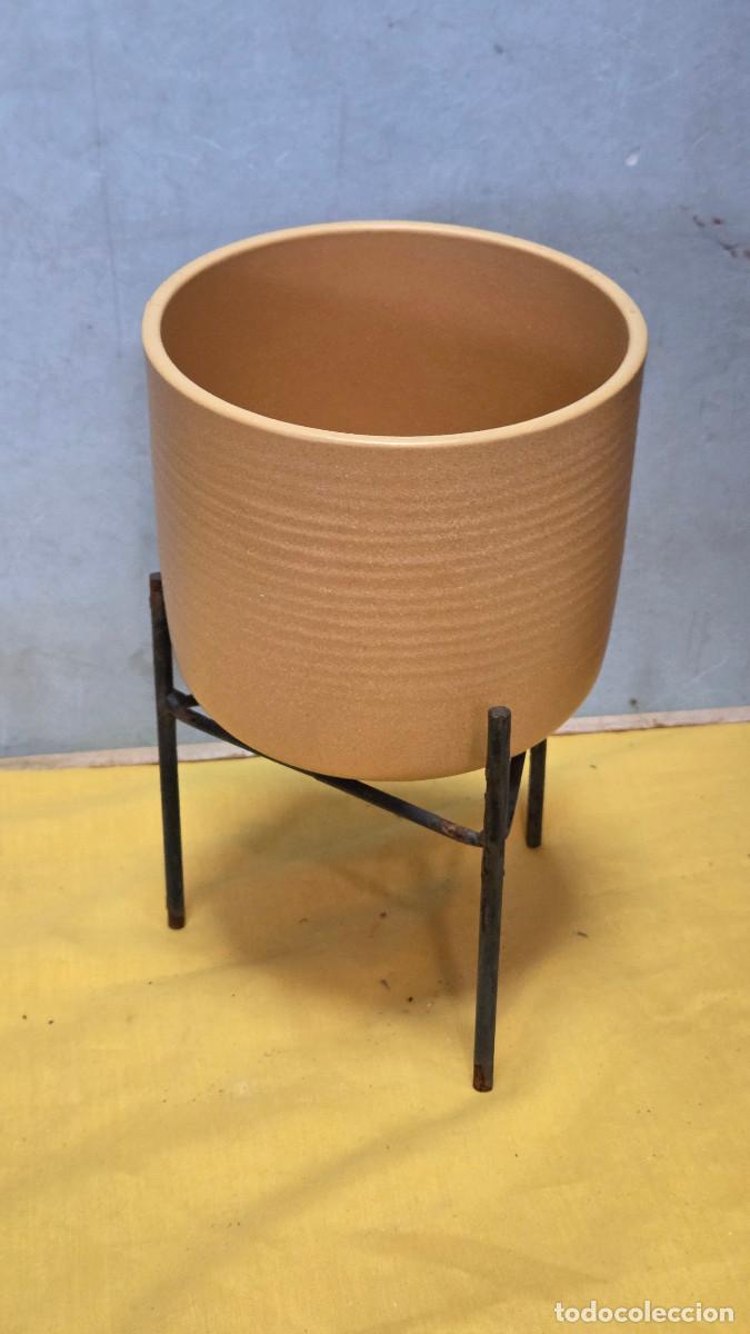 Libros: meceta de ceramica con peana