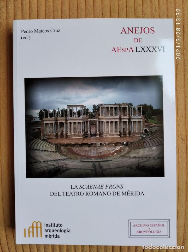 Libros de segunda mano: LA SCAENAE FRONS DEL TEATRO ROMANO DE M&Eacute;RIDA - Foto 1