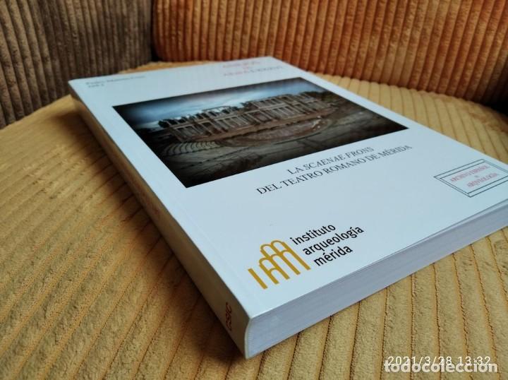 Libros de segunda mano: LA SCAENAE FRONS DEL TEATRO ROMANO DE M&Eacute;RIDA - Foto 3