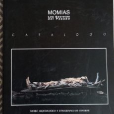 Libros de segunda mano: MOMIAS LOS SECRETOS DEL PASADO CATÁLOGO MUSEO ARQUEOLÓGICO Y ETNOGRÁFICO DE TENERIFE. Lote 324820768