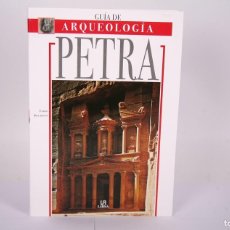 Libros de segunda mano: LIBRO GUÍA DE ARQUEOLOGÍA PETRA - FABIO BOURBON - EDITORIAL LIBSA - 2006. Lote 380799344