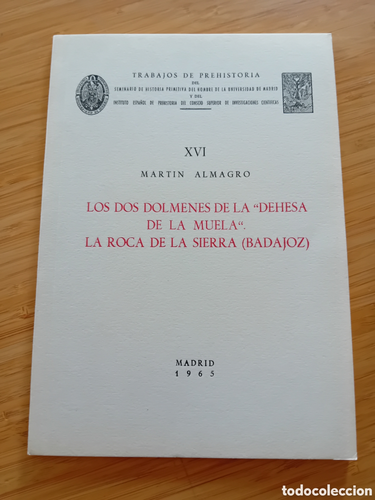Libros de segunda mano: Los dos d&oacute;lmenes de la Dehesa de la Muela. La roca de la sierra (Badajoz) - Martin Almagro