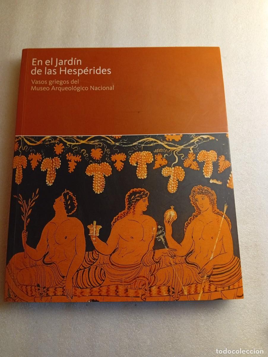 Libros de segunda mano: EN EL JARD&Iacute;N DE LAS HESP&Eacute;RIDES. VASOS GRIEGOS DEL MUSEO ARQUEOL&Oacute;GICO NACIONAL.