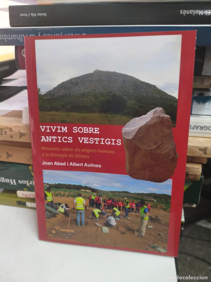 Libros de segunda mano: Vivim sobre antics vestigis. Associaci&oacute; Arqueol&ograve;gica de Girona Joan Abad i Albert Aulines.