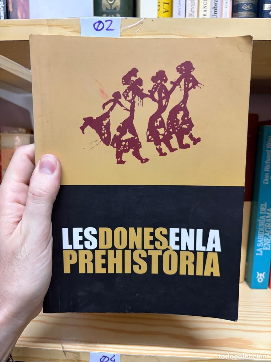 Libros de segunda mano: 02 Les dones en la prehist&ograve;ria - catalan