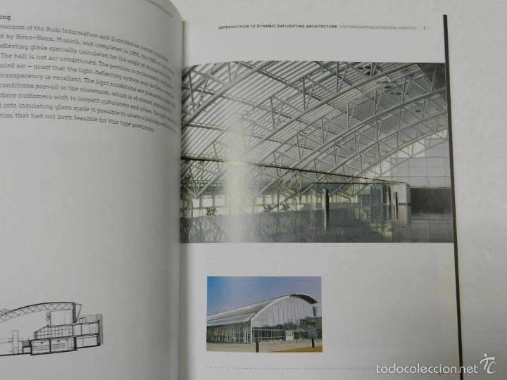 Libros de segunda mano: DYNAMIC DAYLIGHT ARCHITECTURE: BASICS, SYSTEMS, PROJECTS .- HELMUT K&Ouml;STER 2004 ARQUITECTURA - Foto 2