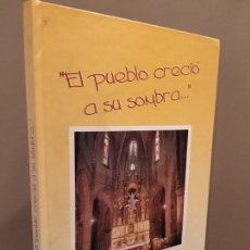 Libros de segunda mano: EL PUEBLO CRECIO A SU SOMBRA IGLESIA LA ASUNCIÓN TORRELAVEGA CANTABRIA. Lote 166682546