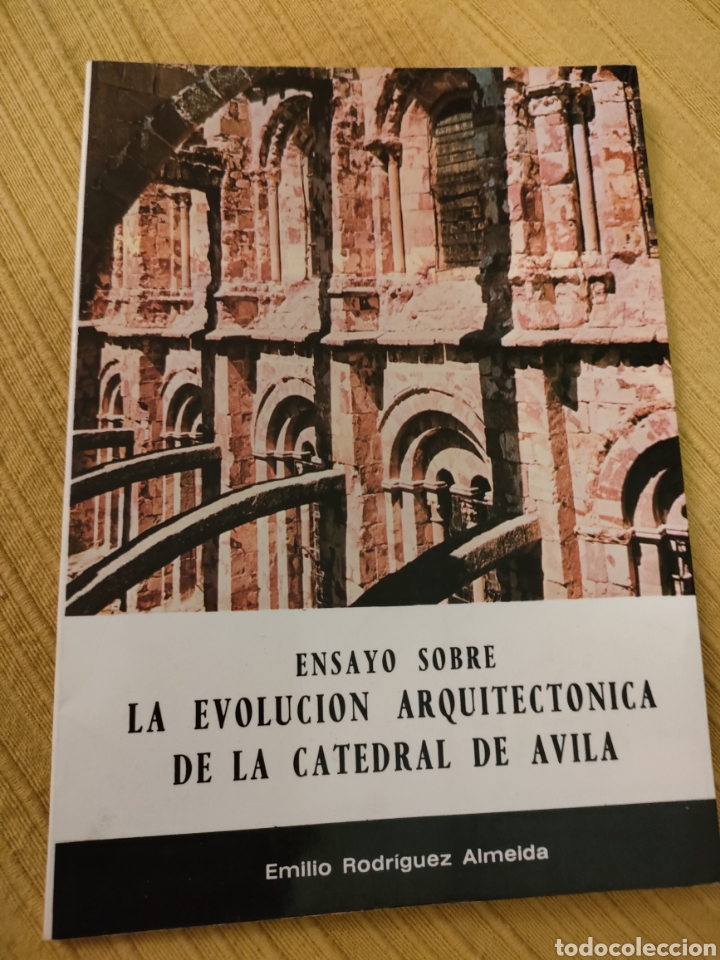 Second hand books: Ensayo sobre la evoluci&oacute;n arquitect&oacute;nica de la catedral de &Aacute;vila Emilio Rodr&iacute;guez Almeida DEDICADO