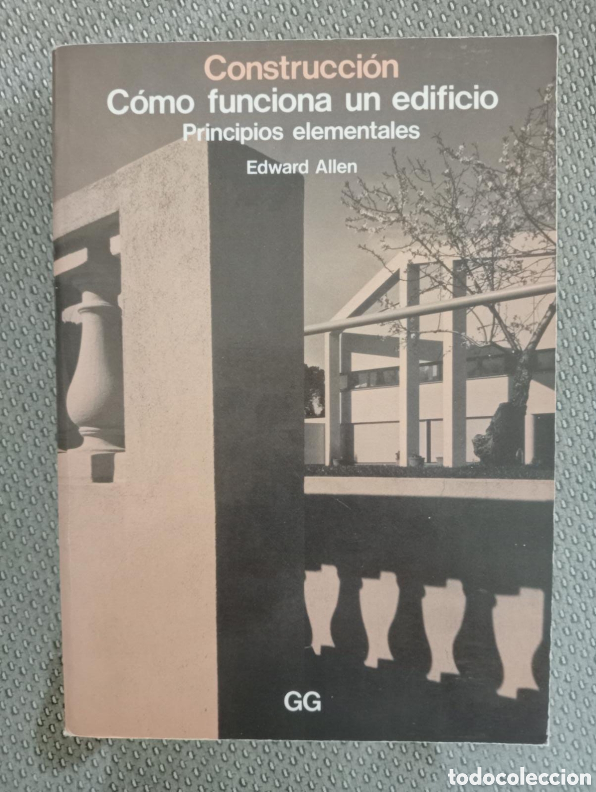 Libros de segunda mano: C&Oacute;NSTRUCCI&Oacute;N, C&Oacute;MO FUNCIONA UN EDIFICIO, PRINCIPIOS ELEMENTALES / EDWARD ALLEN - Foto 1