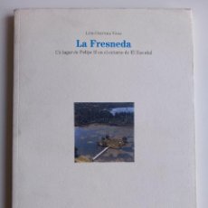 Libros de segunda mano: LA FRESNEDA. UN LUGAR DE FELIPE II EN EL ENTORNO DE EL ESCORIAL. CERVERA VERA, LUIS. Lote 394335544