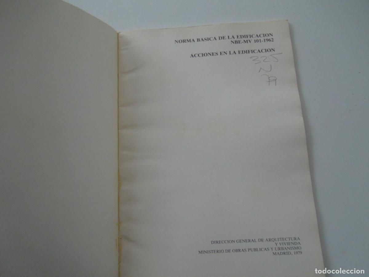 Libros de segunda mano: NORMA B&Aacute;SICA DE LA EDIFICACI&Oacute;N NBE-MV 101-1962 ACCIONES EN LA EDIFICACI&Oacute;N-OBRAS P&Uacute;BLICAS ... 1979 - Foto 2