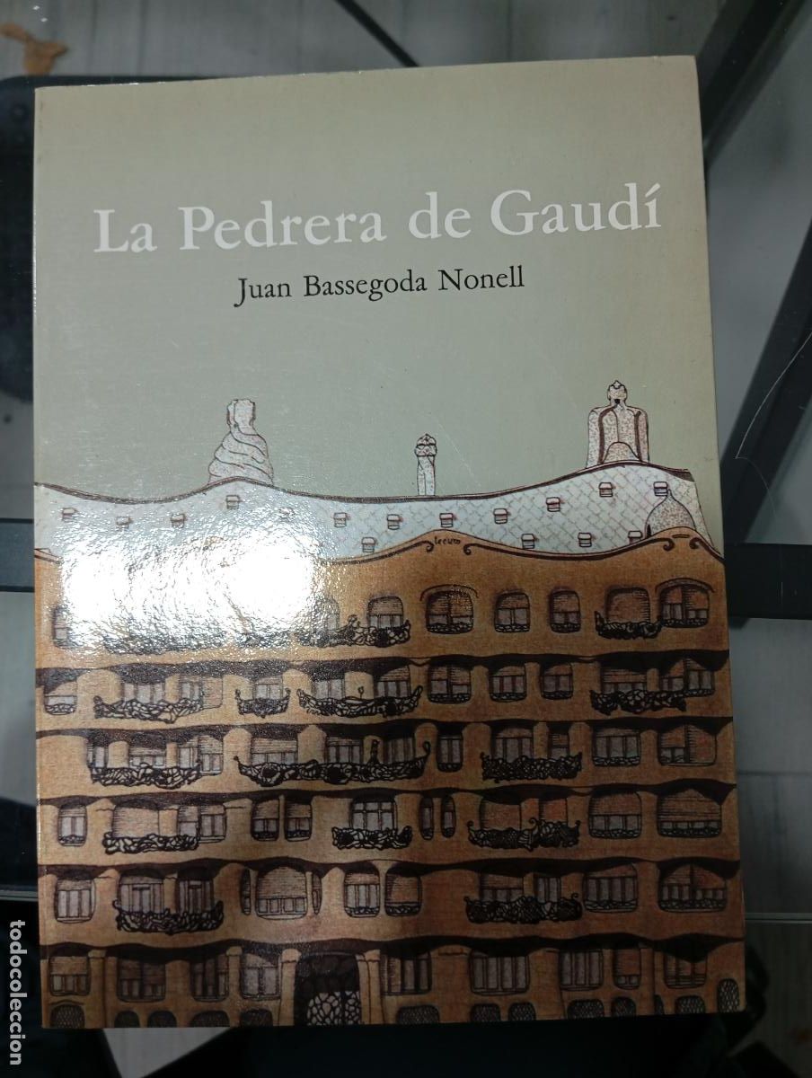 Libros de segunda mano: Casa Mil&aacute;. La Pedrera de Gaud&iacute; &middot; Joan Bassegoda Nonell. edici&oacute;n en castellano con muchas fotograf&iacute;as