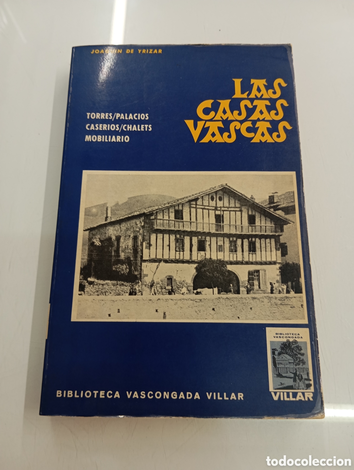 Libros de segunda mano: LAS CASAS VASCAS JOAQUIN DE YRIZAR ARQUITECTURA VERNACULAR DEL PAIS VASCO CASERIOS TORRES MUEBLES